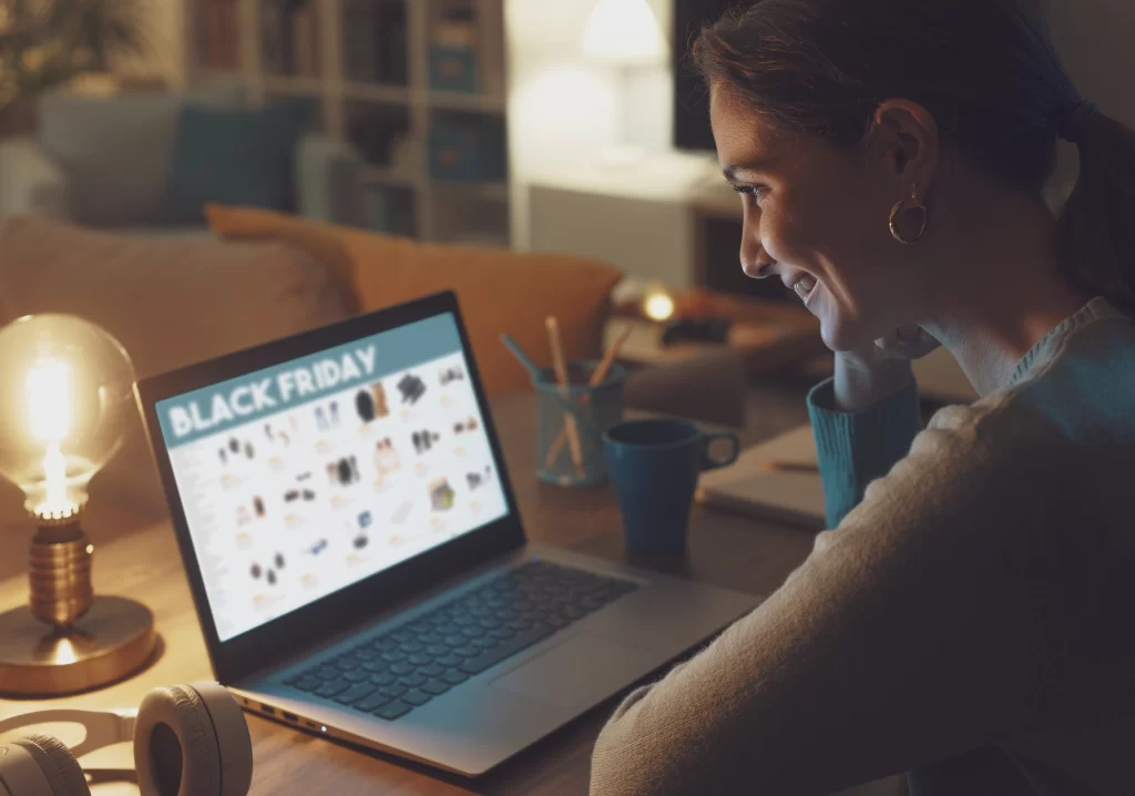 woman doing online shopping on black friday - Universidade Marketplaces