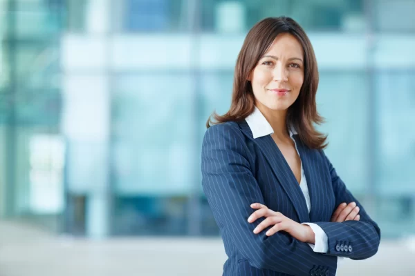 smiling business woman - Universidade Marketplaces